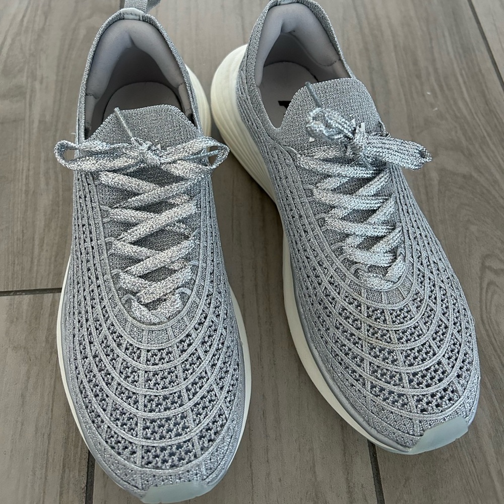 APL tech loom zip line metallic never worn size 7.5